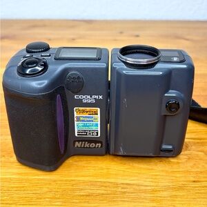 Nikon Coolpix 995 Vintage Digital Camera 3.3 MP 4x Zoom With Strap